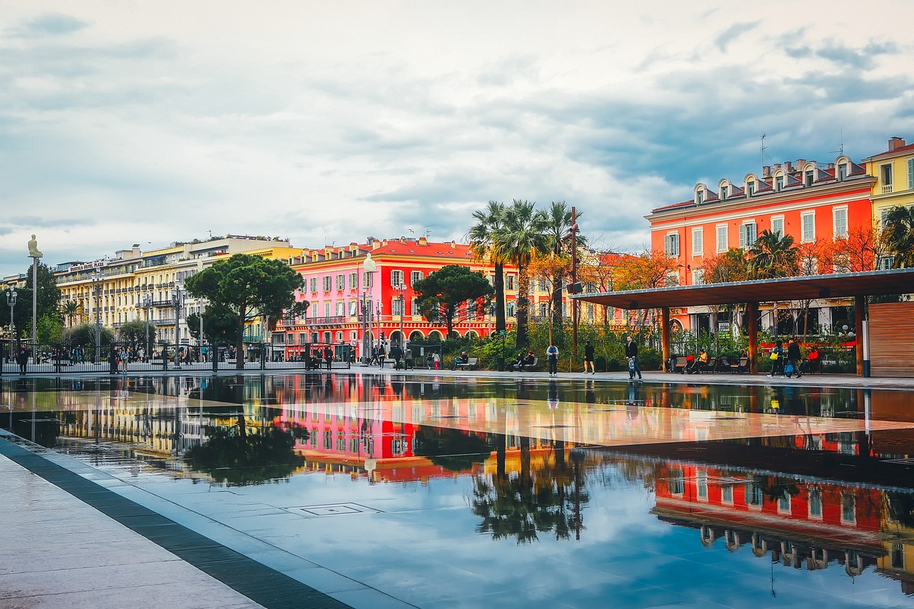 Place Masséna à Nice - Place emblématique du centre-ville avec fontaine, tramway et architecture niçoise